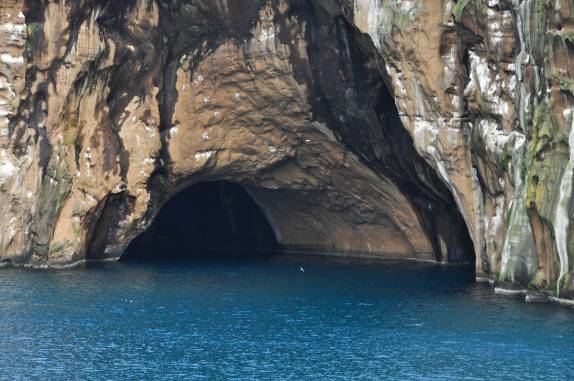 Caverna formada pelo mar nas encostas da ilha de Heimaey, no sul da Islândia